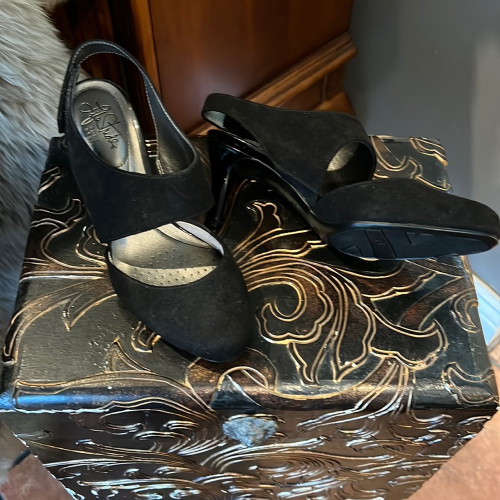 Ladies Life Stride Black Sling back Shoe size 6.5 M.